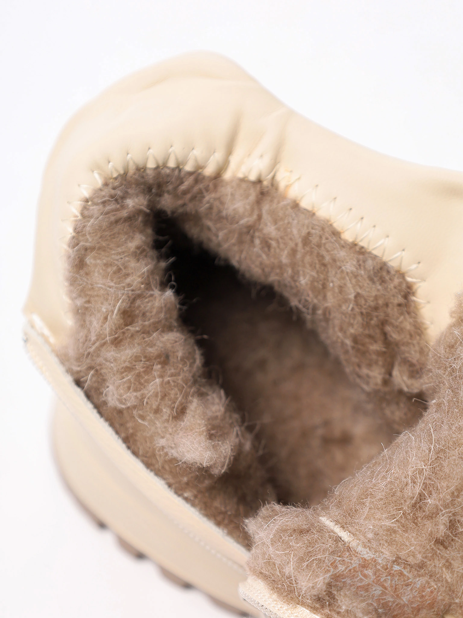 Кроссовки бежевого цвета на рельефной подошве